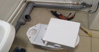 Установка напольного унитаза в Орске: монтаж под ключ от СантехДомРск от 5245 рублей.